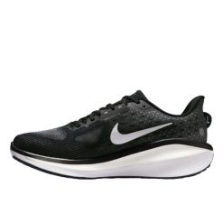 Buty do biegania damskie Nike Vomero 17. Czarne buty do biegania Nike, bez wzorów, z materiału, bez zapięcia, do biegania. W wyprzedaży za 695.58 zł.