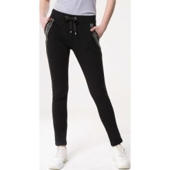 Czarne Spodnie Dresowe Divided. Spodnie sportowe marki Born2be. Za 59.99 zł.