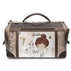 Torba podróżna damska Anekke, z ozdobnym nadrukiem i metalowym logo zapinana na suwak wyposażona w wygodną rączkę oraz regulowany pasek pojemna i fun. Brązowe torby podróżne Anekke, z aplikacjami, na ramię, z nadrukiem. Za 699.00 zł.