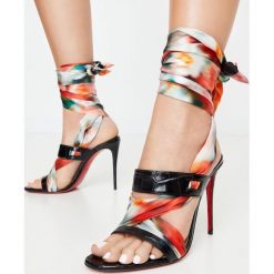 CHRISTIAN LOUBOUTIN - Sandały na szpilce Foulard Cheville. Czarne sandały CHRISTIAN LOUBOUTIN, z aplikacjami, z satyny, bez obcasa, na szpilce, bez zapięcia. Za 3,359.00 zł.