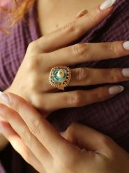 Pierres de Jade Pozłacany pierścionek z perłą rozmiar: onesize. Żółte pierścionki Pierres de Jade, z perłą, pozłacane. Za 39.99 zł.