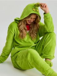 Ocieplana piżama z kapturem i haftem Grinch - zielony. Zielone piżamy Sinsay, l, bez wzorów, bez kołnierzyka, bez ramiączek. Za 79.99 zł.