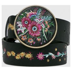 Desigual - Pasek. Czarne paski Desigual, z aplikacjami, z materiału. W wyprzedaży za 159.90 zł.