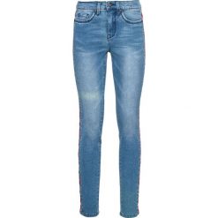 Dżinsy SkINNY z paskiem w deseń etno bonprix niebieski "bleached”. Jeansy marki bonprix. Za 89.99 zł.