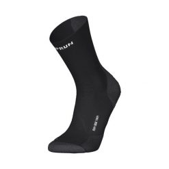 Skarpetki do biegania Kiprun Run 900 wysokie cienkie. Czarne skarpetki KIPRUN, bez wzorów, z elastanu. Za 44.99 zł.