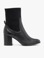 Czarne botki ze ściągaczem. Czarne botki Ryłko, bez wzorów, ze skóry, eleganckie, z okrągłym noskiem, bez obcasa, bez zapięcia. Za 599.99 zł.