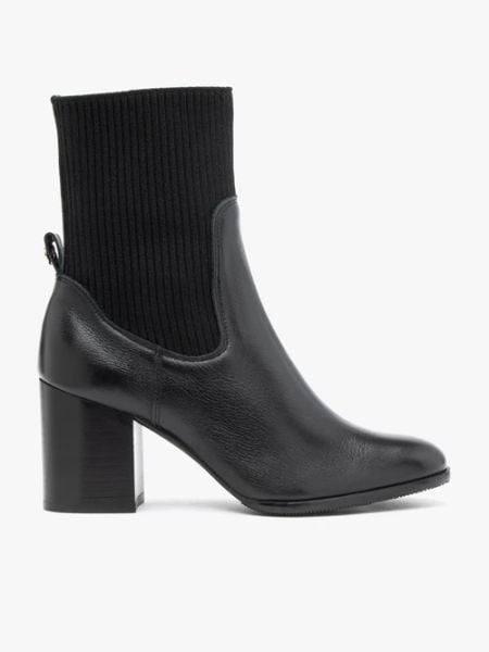 Czarne botki ze ściągaczem. Czarne botki Ryłko, bez wzorów, ze skóry, eleganckie, z okrągłym noskiem, bez obcasa, bez zapięcia. Za 599.99 zł.
