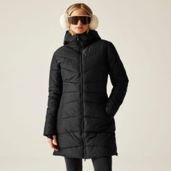 Płaszcz damski zimowy ocieplany Striking V Dare 2b. Czarne płaszcze Dare 2b, na zimę, bez wzorów, z puchu, eleganckie, bez kaptura. W wyprzedaży za 799.99 zł.