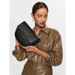 Torebka Valentino. Czarne listonoszki Valentino, bez wzorów, bez dodatków. Za 379.99 zł.