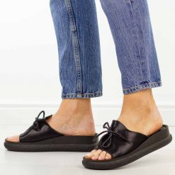 Czarne klapki damskie na platformie Potocki 43366. Czarne klapki POTOCKI, bez wzorów, ze skóry, eleganckie, bez obcasa, na platformie, bez zapięcia. Za 169.00 zł.