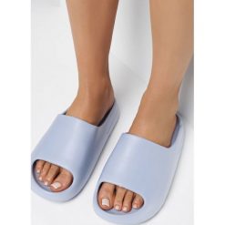 Niebieskie Klapki Alemestra. Niebieskie klapki Born2be, bez wzorów, z jeansu, sportowe, bez obcasa, na płaskiej podeszwie, bez zapięcia. W wyprzedaży za 43.99 zł.