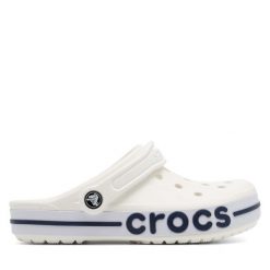 Klapki Crocs. Białe klapki Crocs, bez wzorów, bez obcasa, bez zapięcia. Za 229.99 zł.