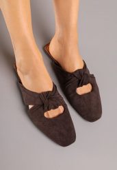 Ciemnobrązowe Klapki Vices Typu Mule z Ozdobnym Supłem Elitina. Brązowe klapki Renee, z aplikacjami, eleganckie, bez obcasa, na płaskiej podeszwie, bez zapięcia. Za 59.99 zł.