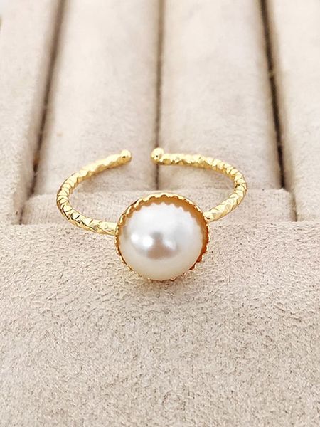 Luja Bijoux Pozłacany pierścionek z syntetycznymi perłami ozdobnymi rozmiar: onesize. Białe pierścionki Luja Bijoux, z perłą, pozłacane. Za 61.60 zł.