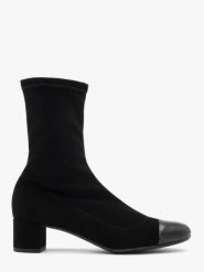 Czarne botki z lakierowanym noskiem. Czarne botki Ryłko, bez wzorów, z nubiku, z okrągłym noskiem, bez obcasa, na obcasie, bez zapięcia. Za 399.99 zł.