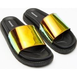 Klapki z efektem holo - Czarny. Klapki marki Cropp. Za 69.99 zł.