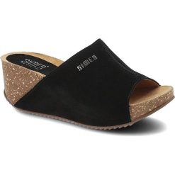 Czarne Klapki Simen Wygodne Skórzane Buty Na Koturnie. Czarne klapki Simen, bez wzorów, bez obcasa, na koturnie, bez zapięcia. Za 289.00 zł.