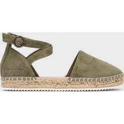 Marc O'Polo espadryle zamszowe Gem kolor zielony. Zielone espadryle Marc O'Polo, bez wzorów, z gumy, z okrągłym noskiem, bez obcasa, na płaskiej podeszwie. W wyprzedaży za 269.99 zł.