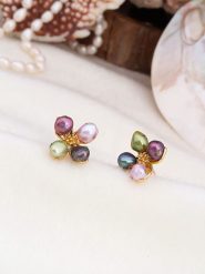 Pierres de Jade Pozłacane kolczyki-wkrętki z perłami rozmiar: onesize. Czerwone kolczyki Pierres de Jade, z perłą, pozłacane. Za 60.99 zł.