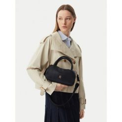 Torebka Tommy Hilfiger. Czarne torebki klasyczne Tommy Hilfiger, bez wzorów, klasyczne, bez dodatków. Za 489.99 zł.