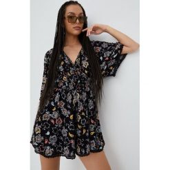 Superdry kombinezon kolor czarny. Czarne kombinezony Superdry, s, bez wzorów, z tkaniny, bez kołnierzyka, bez ramiączek, krótkie. Za 369.99 zł.