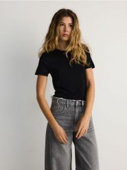 Bluzka z wiskozą - czarny. Czarne bluzki Reserved, l, bez wzorów, z dzianiny, bez kołnierzyka, bez ramiączek. Za 139.99 zł.