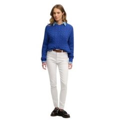 Damski sweter z warkoczowym splotem Superdry. Niebieskie swetry Superdry, na zimę, bez wzorów, ze splotem, bez ramiączek. Za 284.00 zł.