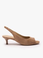 Jasnobrązowe czółenka slingback. Brązowe czółenka Ryłko, bez wzorów, ze skóry, eleganckie, z okrągłym noskiem, bez obcasa, na obcasie, bez zapięcia. Za 379.99 zł.
