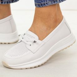 Białe ażurowe skórzane półbuty damskie Filippo Dp7651/26. Białe półbuty wsuwane Filippo, na jesień, w ażurowe wzory, z jeansu, casualowe, z okrągłym noskiem, bez obcasa, na płaskiej podeszwie. Za 219.00 zł.