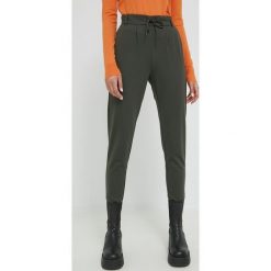 Only spodnie damskie kolor zielony proste high waist. Zielone spodnie materiałowe ONLY, bez wzorów, z materiału, z podwyższonym stanem. Za 189.99 zł.