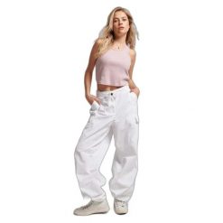 Damskie spodnie spadochronowe typu baggy Superdry. Białe spodnie dresowe Superdry, bez wzorów, długie. Za 420.05 zł.