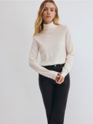 Golf z wełny - złamana biel. Swetry Reserved, l, bez wzorów, z dzianiny, klasyczne, bez ramiączek. W wyprzedaży za 119.99 zł.