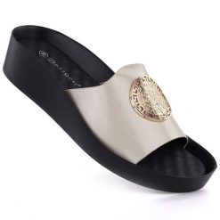 Klapki damskie na platformie złote Potocki 43326. Żółte klapki POTOCKI, bez wzorów, ze skóry ekologicznej, bez obcasa, na platformie, bez zapięcia. Za 139.99 zł.