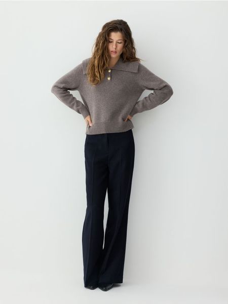 Wełniany sweter z dodatkiem kaszmiru - beżowy. Brązowe swetry Reserved, l, bez wzorów, z dzianiny, bez ramiączek. Za 279.99 zł.