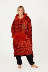 Sofa Poncho dla dorosłych - przytulna i ciepła - Leopard. Czerwone szlafroki damskie AFTER ESSENTIALS, s, bez wzorów, z materiału, bez ramiączek. Za 186.50 zł.