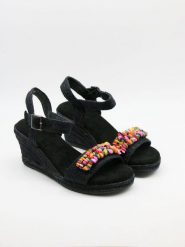 Bellucci Sandały w kolorze czarnym na koturnie rozmiar: 41. Czarne sandały Bellucci, bez wzorów, z otwartym noskiem, bez obcasa, na koturnie, bez zapięcia. Za 100.99 zł.