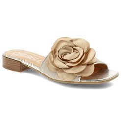 Klapki damskie Chebello, eleganckie ze skóry naturalnej na płaskim obcasie z ozdobnym kwiatem, złote, 4673-517. Żółte klapki CheBello, z aplikacjami, ze skóry, eleganckie, bez obcasa, na obcasie, bez zapięcia. Za 309.00 zł.
