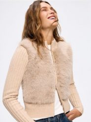 Sweter ze sztucznym futerkiem - beżowy. Brązowe swetry Reserved, l, bez wzorów, z dzianiny, bez ramiączek. Za 179.99 zł.