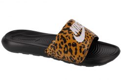 Klapki Nike Model Nike Victori One Slide Kolor Nadruk Zwierzęcy. Brązowe klapki Nike, bez wzorów, z materiału, bez obcasa, bez zapięcia. Za 206.00 zł.