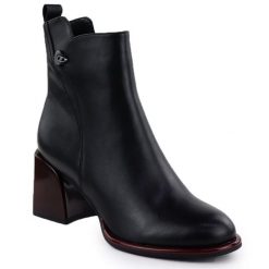 Skórzane botki damskie na ozobnym obcasie czarne Filippo DBT7363. Czarne botki Filippo, bez wzorów, ze skóry, bez obcasa, bez zapięcia. Za 299.99 zł.