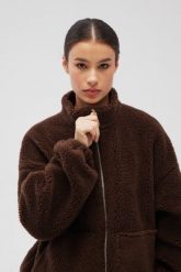 Wełniana bluza damska zapinana na zamek w kolorze BRĄZOWYM- VELMORE -UNI. Brązowe bluzy Marsala, na zimę, m, bez wzorów, z bawełny, bez ramiączek, bez kaptura. Za 599.90 zł.
