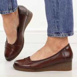 Brązowe skórzane czółenka damskie na koturnie Vinceza 18136. Brązowe czółenka VINCEZA, na jesień, bez wzorów, z jeansu, biznesowe, z okrągłym noskiem, bez obcasa, na koturnie, bez zapięcia. W wyprzedaży za 192.72 zł.