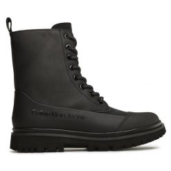 Botki Calvin Klein Jeans. Czarne botki Calvin Klein Jeans, bez wzorów, z jeansu, bez obcasa, na płaskiej podeszwie, bez zapięcia. Za 559.99 zł.