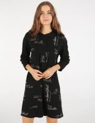 Czarna sukienka w napisy. Czarne sukienki Unisono, m, bez wzorów, z dzianiny, bez kołnierzyka, bez ramiączek. Za 119.00 zł.