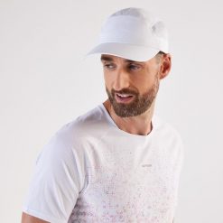 Czapka z daszkiem do biegania Kiprun. Białe czapki z daszkiem KIPRUN, bez wzorów, z elastanu, eleganckie. Za 54.99 zł.
