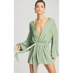 RETROFETE - Zielona sukienka z cekinami Gabrielle. Zielone sukienki RETROFETE, na wesele, l, z aplikacjami, z materiału, eleganckie, bez kołnierzyka, bez ramiączek, mini. Za 3,329.00 zł.