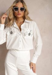 Biała Klasyczna Koszula z Kieszeniami Zdobiona Cyrkoniami i Kwiatowym Detalem Herlla. Białe koszule Renee, m, z aplikacjami, eleganckie, bez kołnierzyka, bez ramiączek. W wyprzedaży za 55.99 zł.