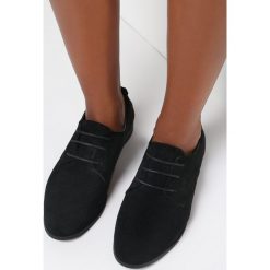 Czarne Półbuty Koba. Czarne półbuty wsuwane Born2be, bez wzorów, z jeansu, eleganckie, z okrągłym noskiem, bez obcasa, na płaskiej podeszwie. W wyprzedaży za 112.49 zł.