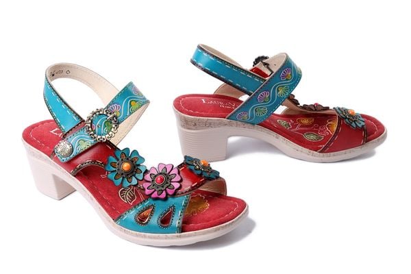 LAURA VITA 0006835 Beao 09 rouge, sandały damskie. Sandały LAURA VITA, bez wzorów, ze skóry, bez obcasa, na obcasie, bez zapięcia. Za 359.90 zł.