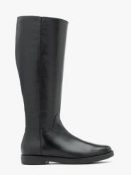 Czarne kozaki z szeroką cholewką. Czarne kozaki Ryłko, bez wzorów, ze skóry, klasyczne, z okrągłym noskiem, bez obcasa, na płaskiej podeszwie, bez zapięcia. Za 649.99 zł.